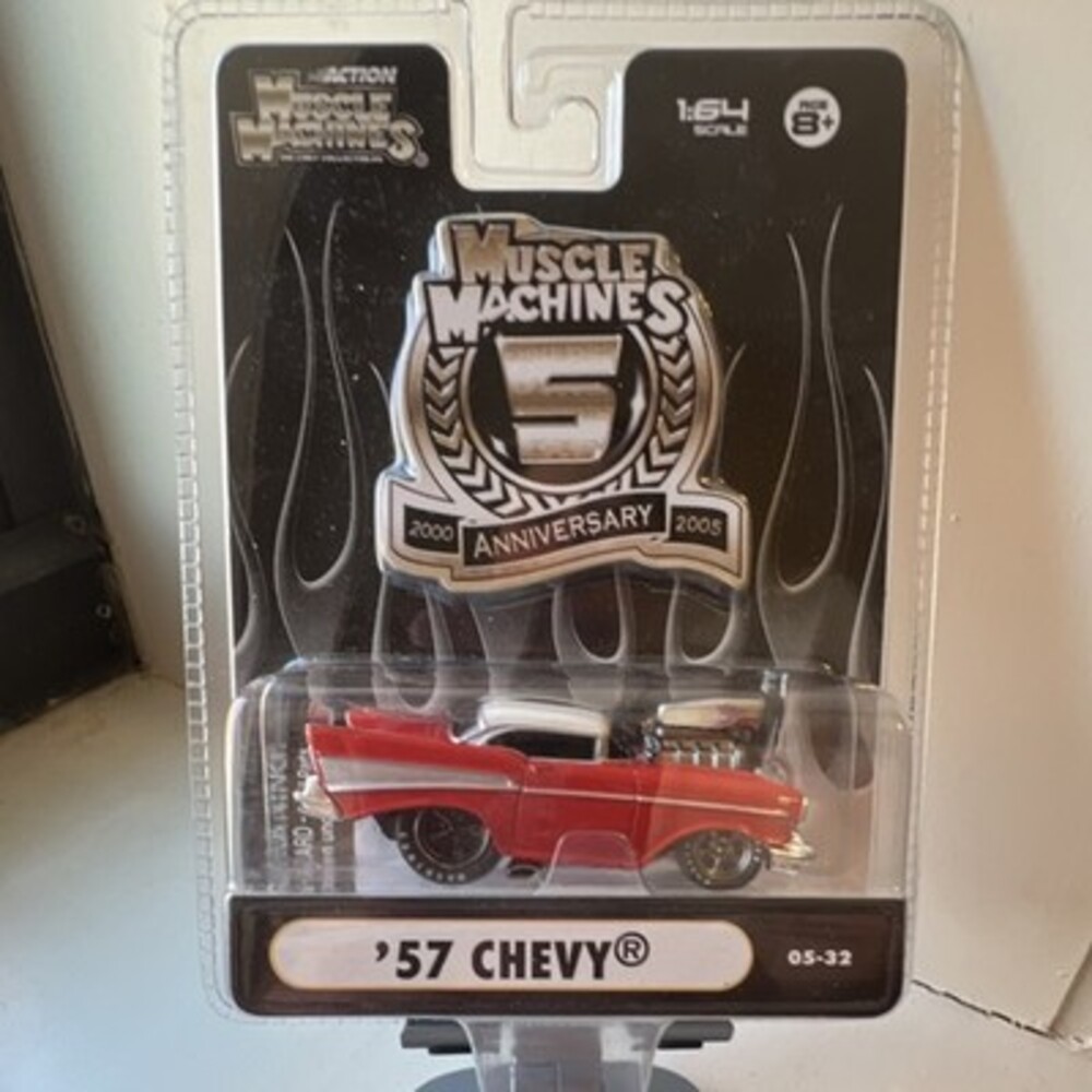 💥💥Muscle Machines '57 Chevrolet 5th Anniversary 1:64 Red White Diecast Car